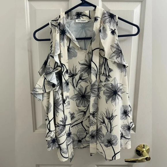 Blu Pepper Cold shoulder 3/4 length sleeve black floral blouse v neck - Picture 1 of 7